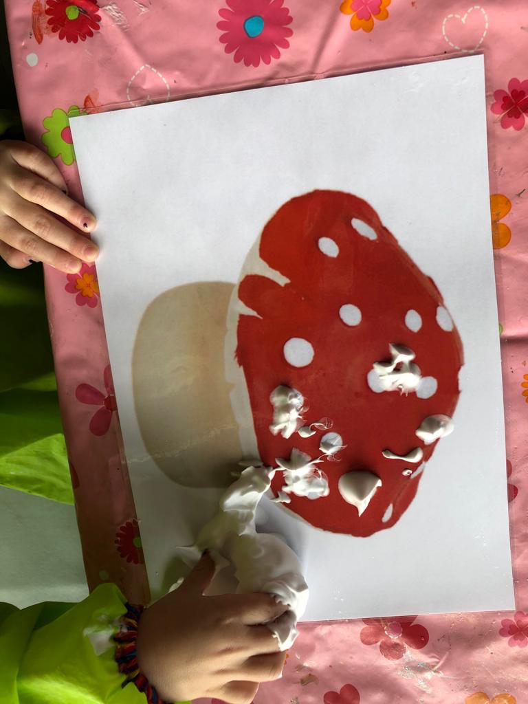 Op een grote paddenstoel,