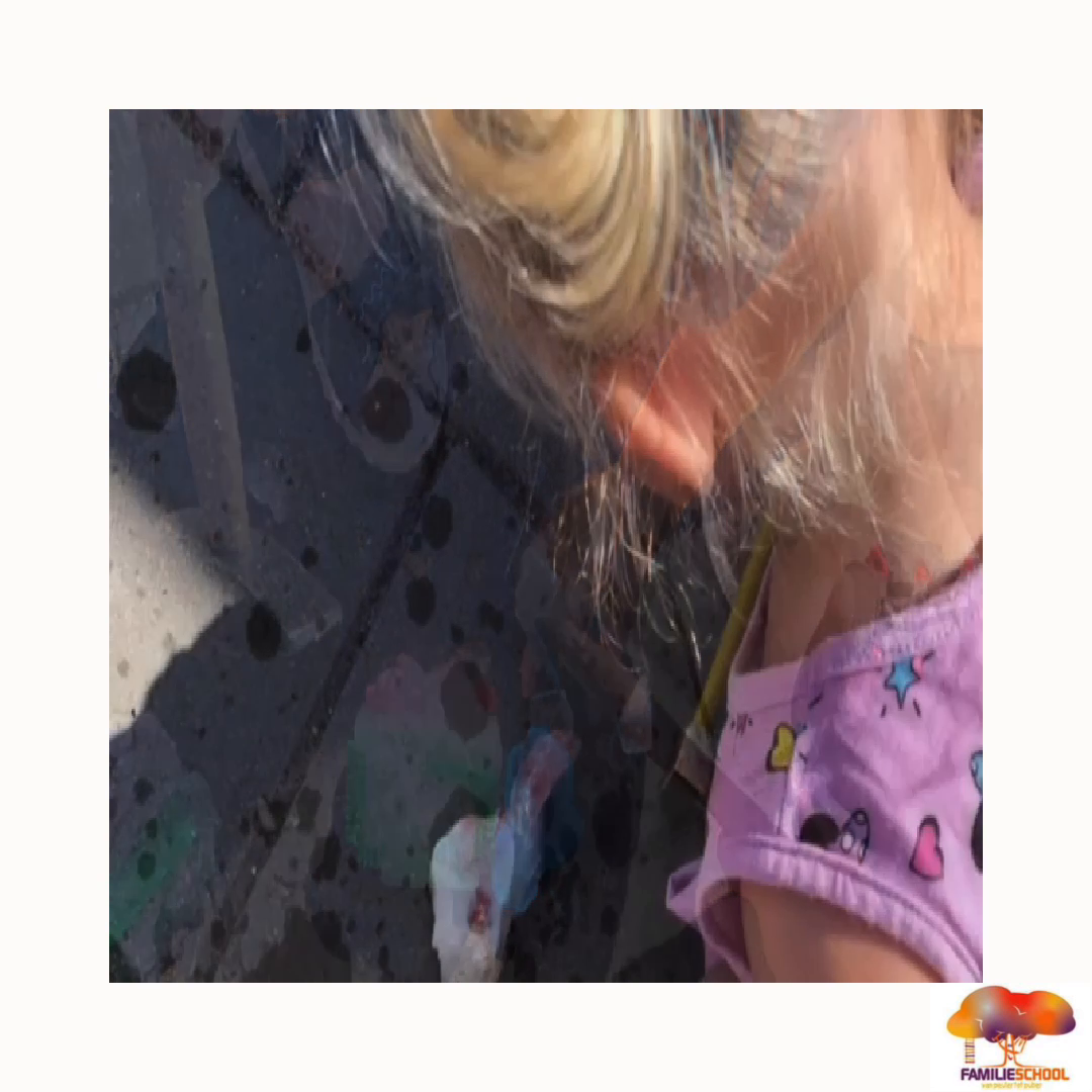 De peuters hebben ijs gemaakt. Ze mochten water en speeltjes in zakjes doen en deze hebben we samen naar de vriezer gebracht. Toen het ijs was mochten ze het buiten stuk maken met hamertjes. 🧊