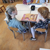 De kinderen van groep 3 en 7 zijn samen aan het tutorlezen. Samen een boek bekijken en daarna lezen de kinderen van groep 7 voor, zo leuk om te zien! 📚