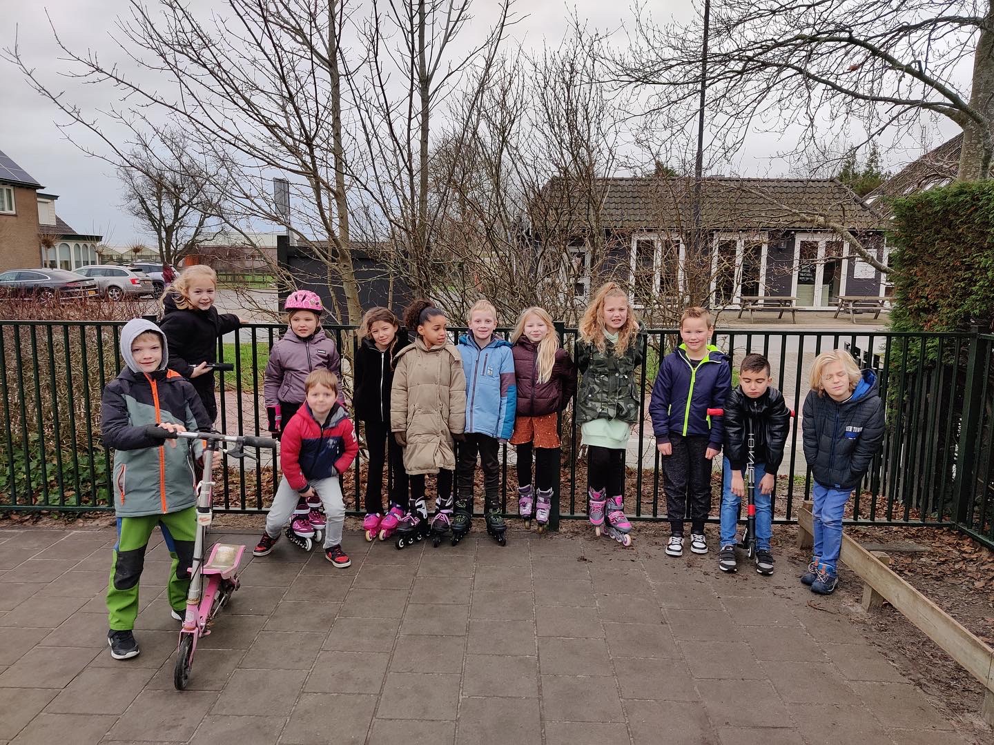 In de groepen 4 hebben ze het nieuwe thema vervoer geopend met wieltjesdag. 🚙