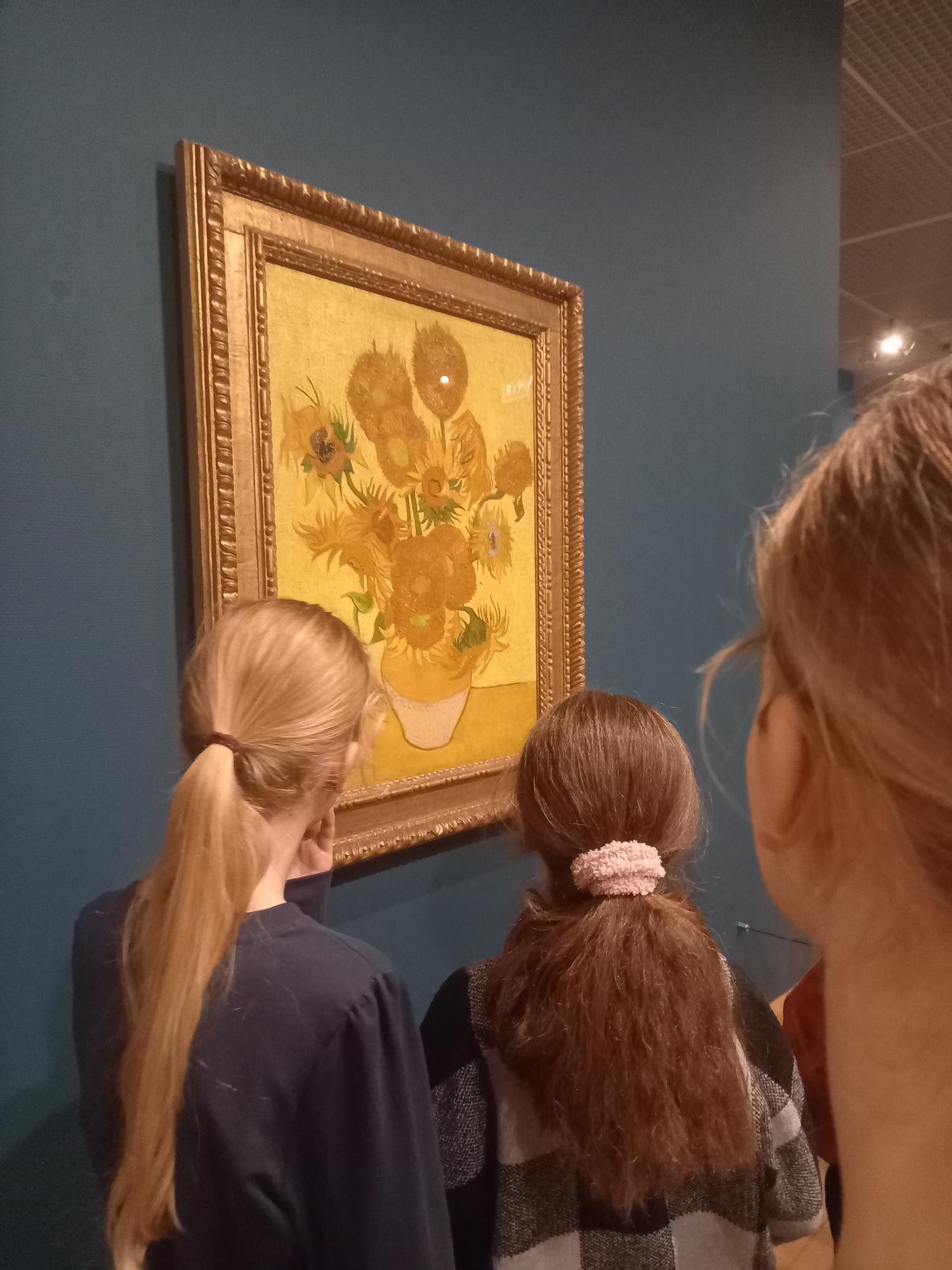 De groepen 7 waren vandaag naar het Van Gogh Museum in Amsterdam! We kregen een rondleiding en hebben daarna met Oost-Indische inkt getekend als van Van Gogh