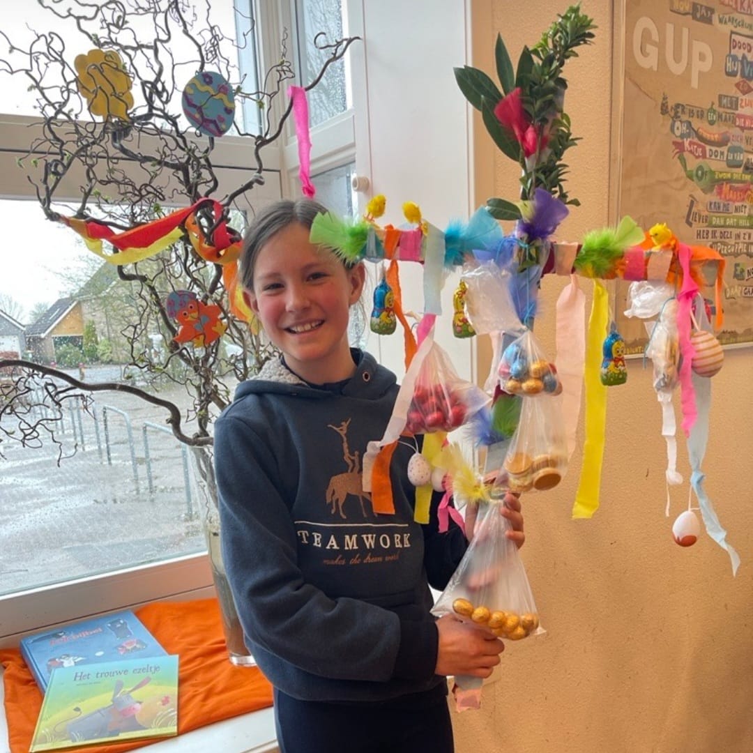 Alle groepen van de Familieschool hebben een Palmpasenstok gemaakt voor iemand die wel een steuntje in de rug kan gebruiken. ❤️