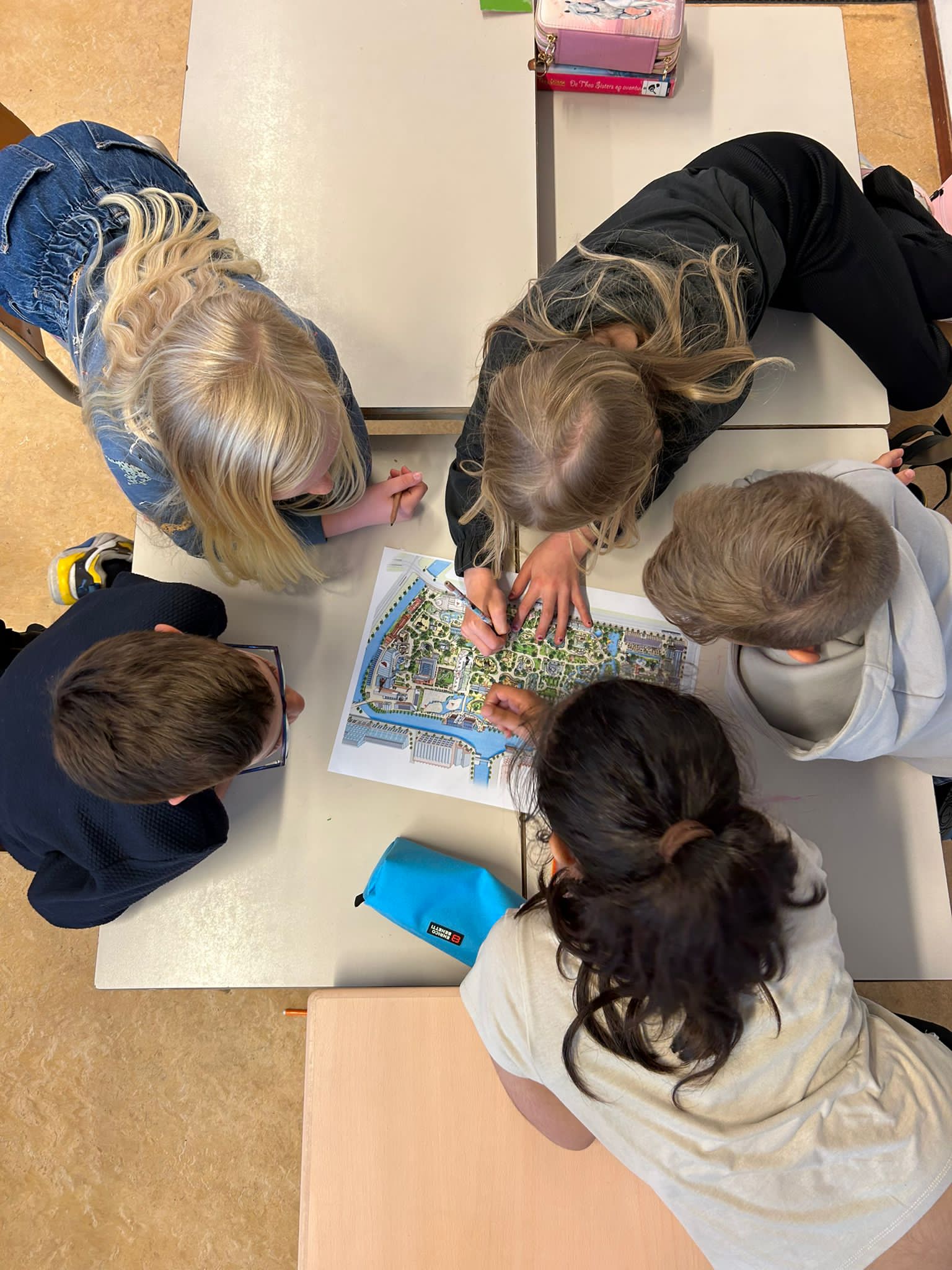 De groepen 5 gaan dinsdag op schoolreisje naar Artis! De kinderen hebben met hun groepje bedacht welke dieren zij allemaal willen zien en wat de beste route is om te lopen in de dierentuin. 🦁🐢🐵🐬🦓