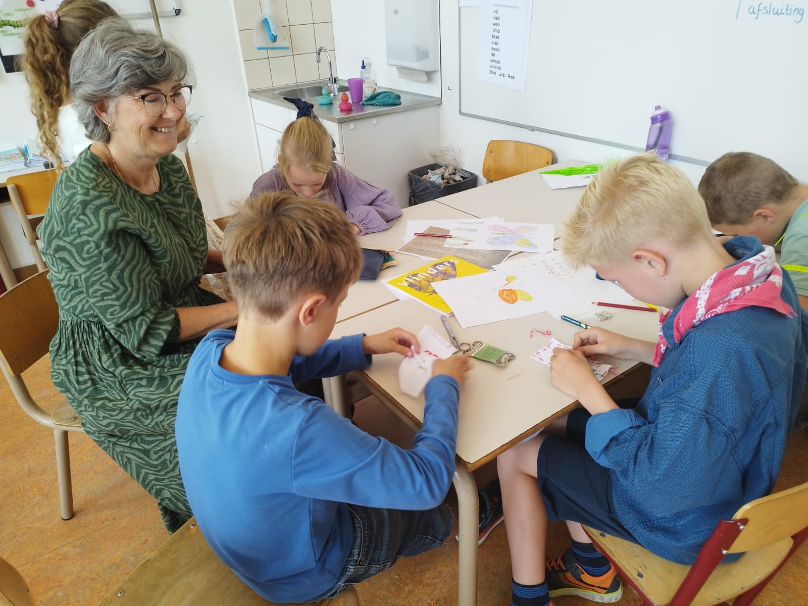Dag 1 van de jubileumweek: de kinderen kwamen verkleed naar school en zij kregen les op de manier waarop dat vroeger ging. Oude meesters kwamen op bezoek en opa's en oma's kwamen vertellen in de klas! 👵🏻👴🏽