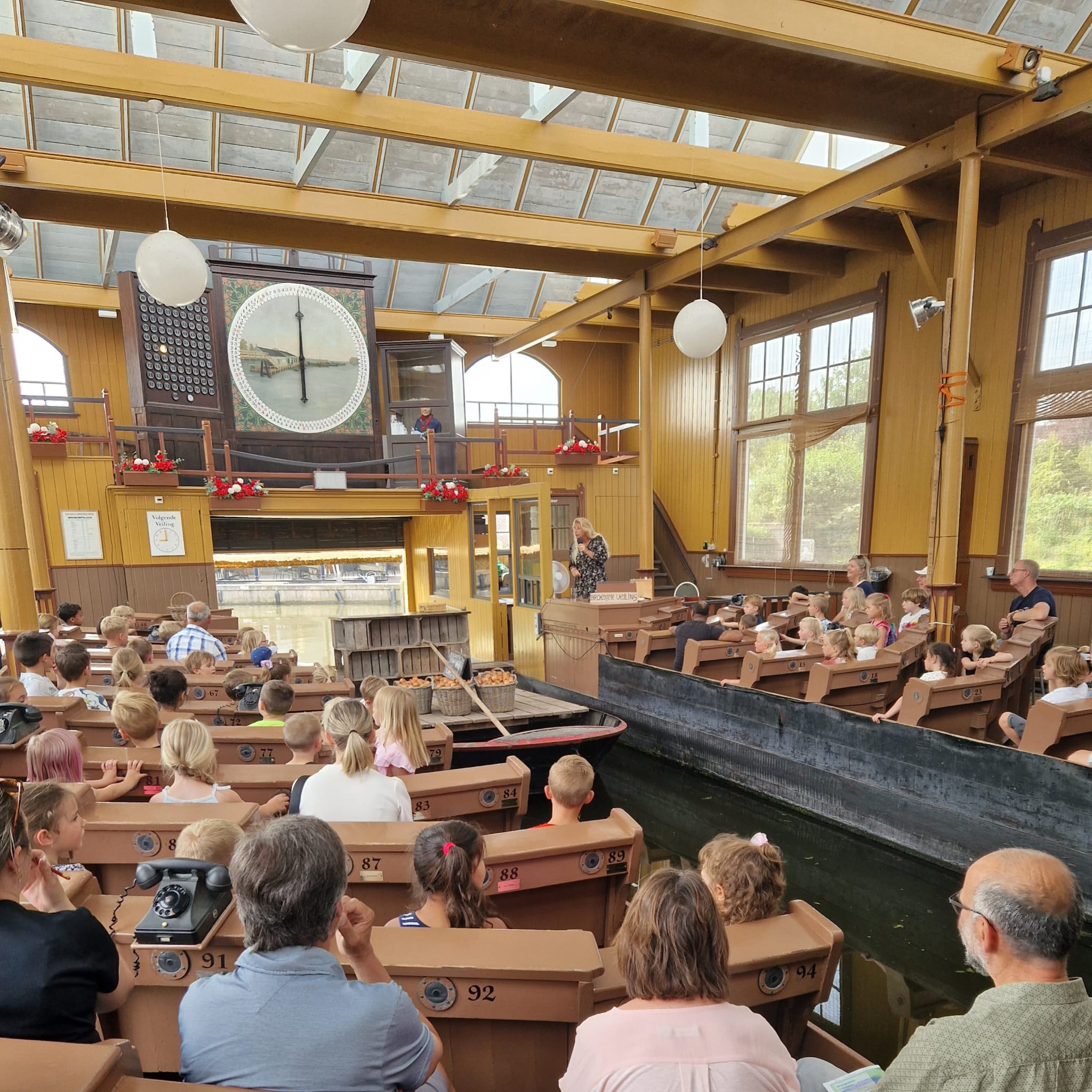 Dag 2 van de jubileumweek: alle kinderen zijn op excursie geweest naar de broekerveiling! Er waren verschillende activiteiten georganiseerd: een veiling, een boottocht, een proeflab en en speurtocht! ⛵🔍✏️