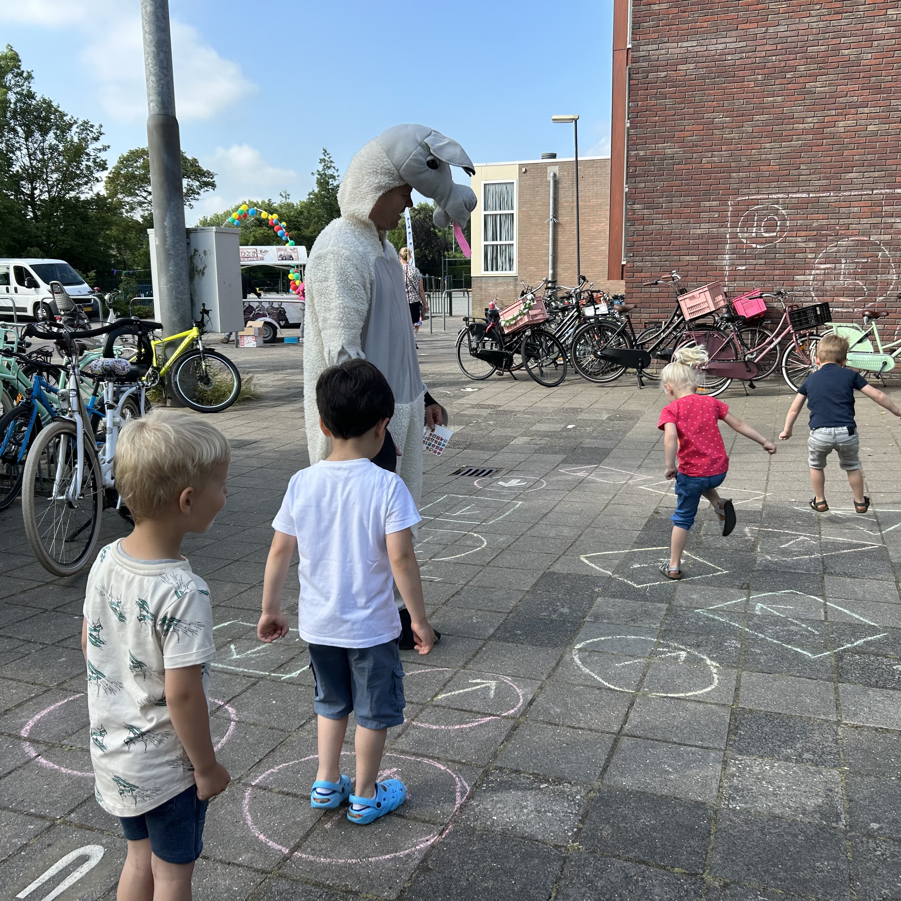  Dag 3 van de jubileumweek: de kinderen gingen opzoek naar vossen tijdens de vossenjacht! 🦊 Na afloop kregen zij een heerlijk ijsje van Senza.🍦