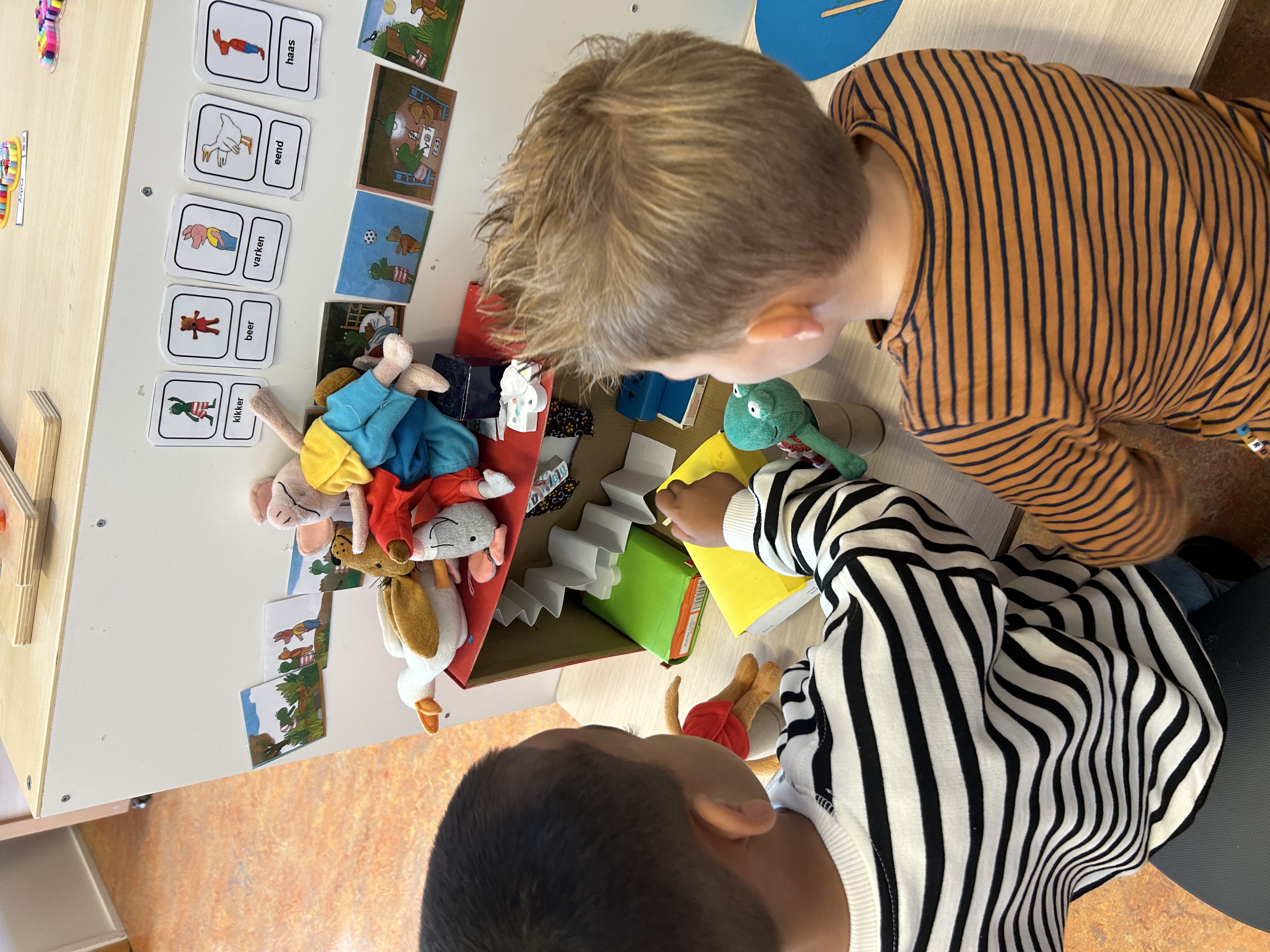 Verteltafel bij de kleuters 📚