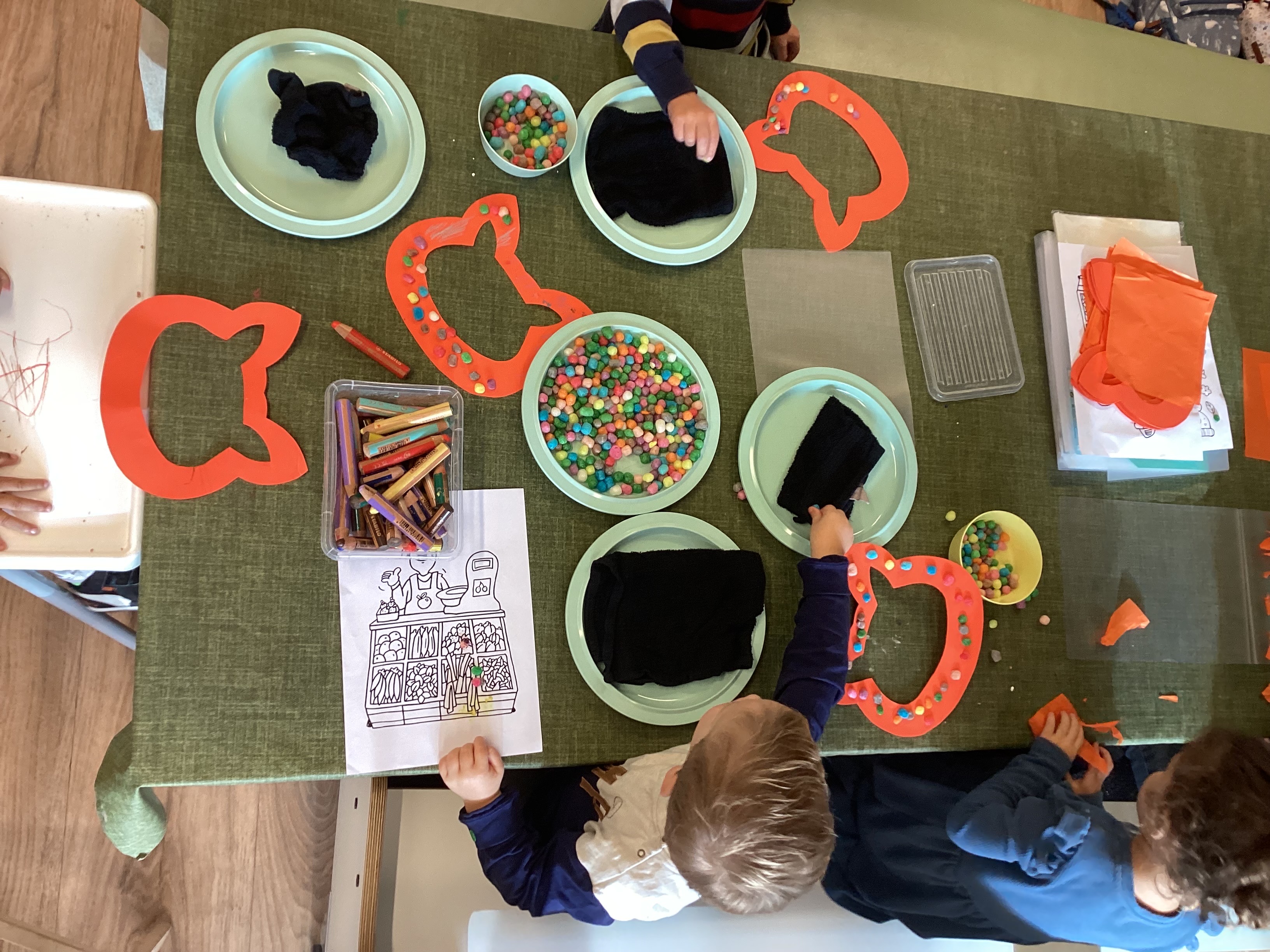 Het maken van de lampionnetjes bij de peuters 🦊💡✂️