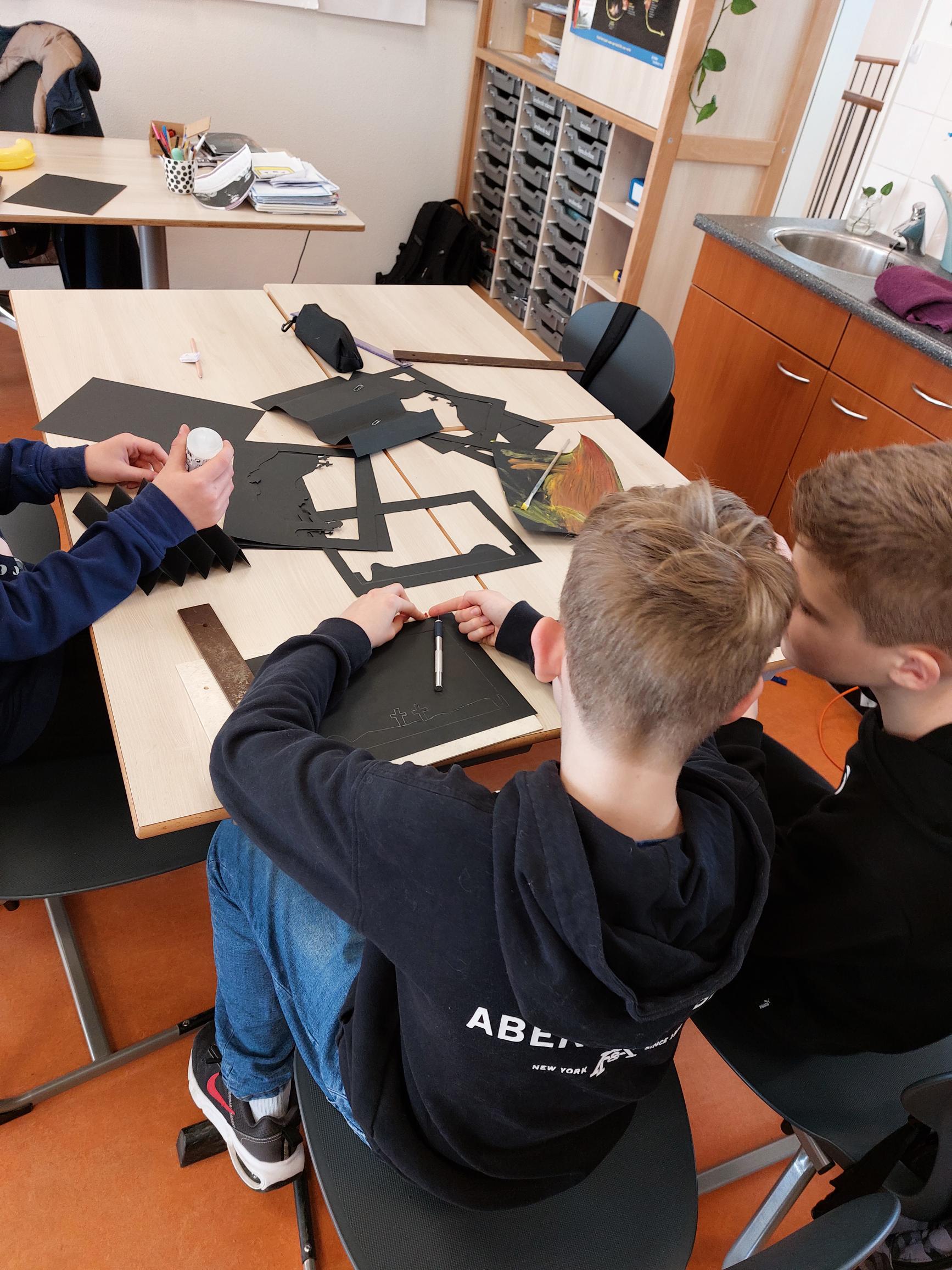 Groep 8 is vanaf de voorjaarsvakantie bezig met het thema oorlog en vrede. In tweetallen maken ze een tunnelboek. 🎨📏