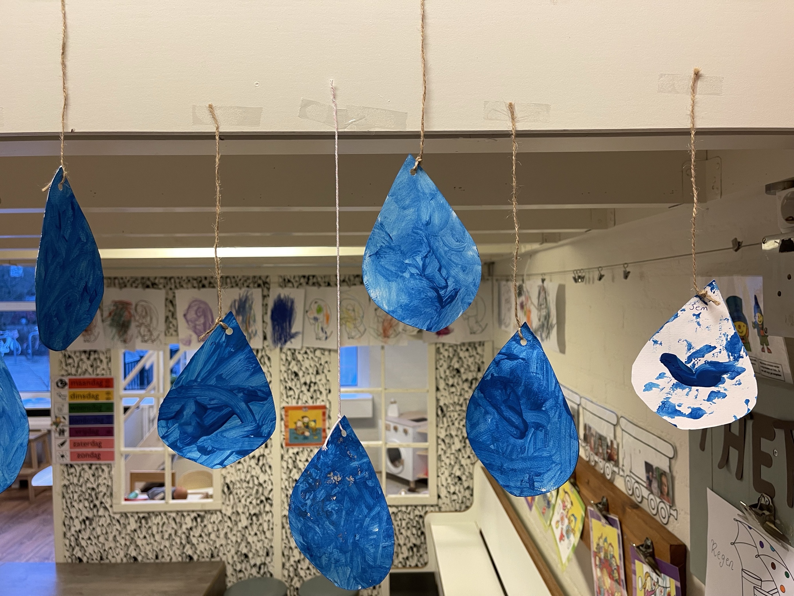 Het regent waterdruppels bij de peuters! 🌧️