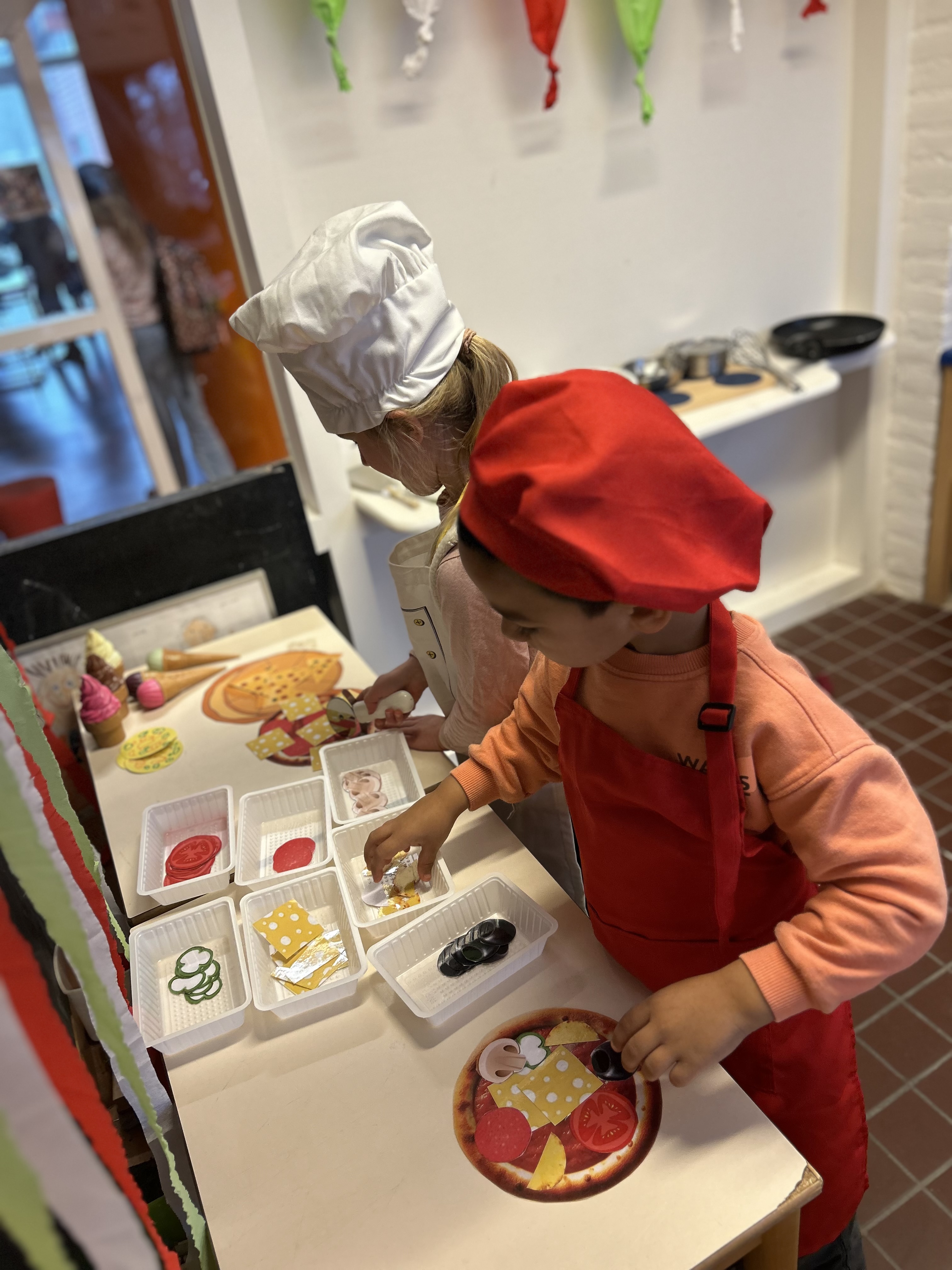Deze week zijn de kleuters begonnen met hun nieuwe thema: Restaurant! 🍽️