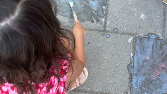 De peuters maken verf met stoepkrijt! π¨