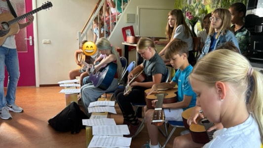 Vandaag hebben de groepen 6 de laatste keer van dit schooljaar muziek gehad. πΆπΌπΈπΉπ₯