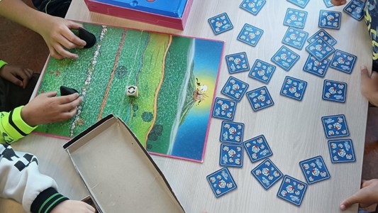 Groep 7 heeft een spelletjesmiddag met groep 3 π²π