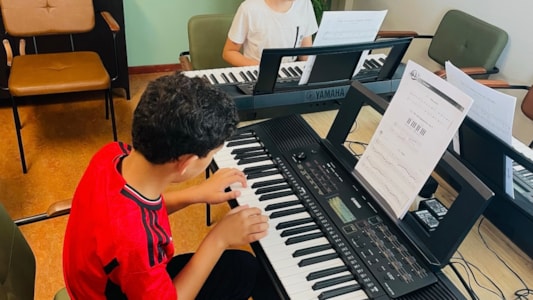 Groep 7 is de week vol enthousiasme gestart met de muzieklessen. 🎸🎹🪘