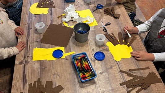 De kleuters zijn begonnen met hun lampionnen binnen het thema โVol Avontuurโ! ๐