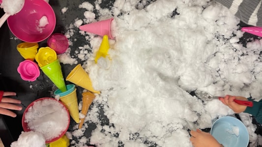 De peuters spelen en verven met de sneeuw! ❄️☃️