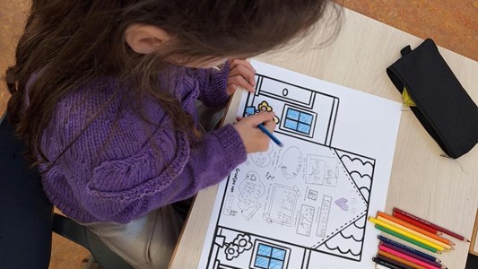In de groepen 4 tekenen we onze eigen huizen. 🏠✍🏻