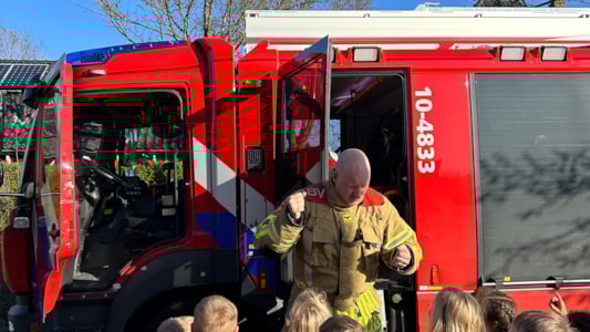 De kleutergroepen zijn gestart met het thema Hulpdiensten! 🚨🚒🧑🏻🚒🔥
