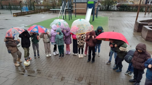 Een beetje regen.... Houdt groep 3 niet tegen! ☔️🌧️