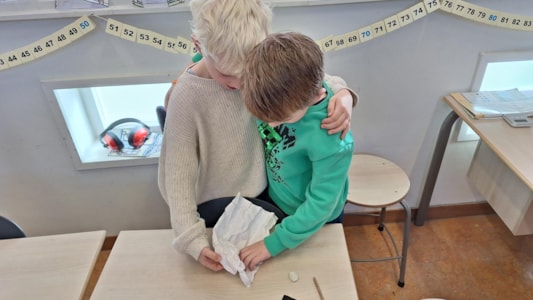 In de groepen 4 oefenen we op verschillende manieren met samenwerken. 👥