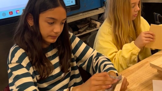 De groepen 8 hebben een techniekles gevolgd op het Johannes Bosco. 🦜🪵