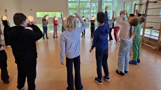 Maandag hadden de groepen 6 dansles. Ze dansten op Hollandse muziek die goed aansloot bij het thema. 🇳🇱🎶