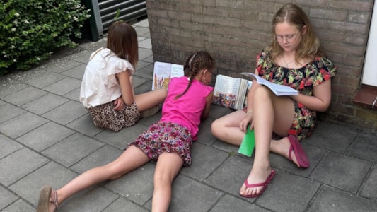 Groep 6 gaat lekker buiten lezen! ☀️📖