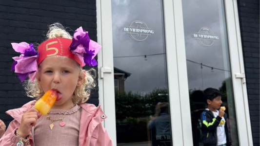 Samen genoten van een heerlijk ijsje bij De Viersprong als afsluiting van een geweldig schooljaar. Fijne zomervakantie! 🍦🌞