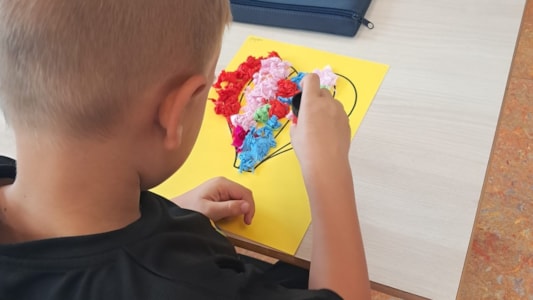 🎨✨ In groep 3 zijn we druk aan de slag gegaan met onze eigen verjaardagskalender! 🥳🎂