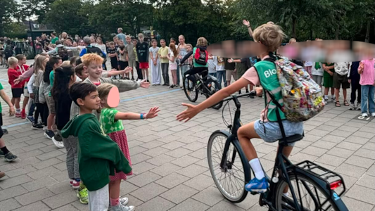 Groep 4 zwaaide de toppers van groep 8 uit en wenste ze een geweldig kamp toe! 🥰