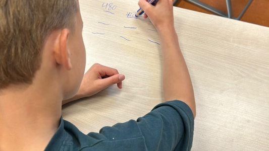 Groep 7a maakte het getallendictee op tafel 🖍️ en we genoten van een spetterend optreden van Riley.