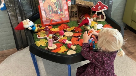 De peuters hebben de afgelopen weken gewerkt over het thema “reuzen & kabouters”. 🍂🍄