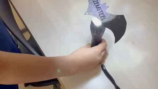 Groep 5 ging met zaklampen op zoek naar verborgen woorden. Zo werd spelling oefenen wel heel leuk! β¨π¦π¦